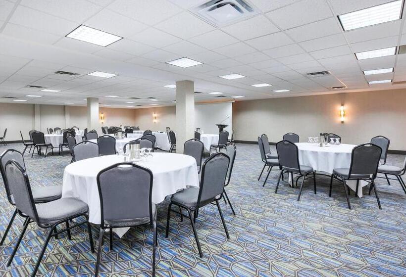 هتل Holiday Inn Express Winnipeg Airport Polo Park, An Ihg