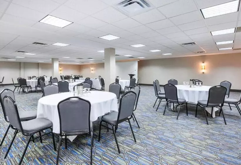 Hotel Holiday Inn Express Winnipeg Airport   Polo Park, An Ihg