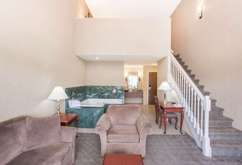 Ramada By Wyndham Kelowna Hotel & Conference Center