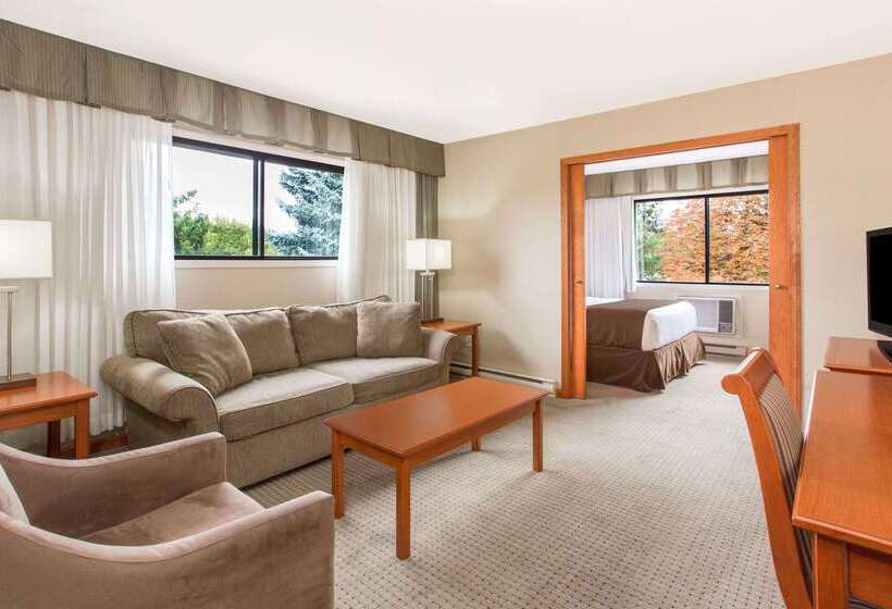 Ramada By Wyndham Kelowna Hotel & Conference Center