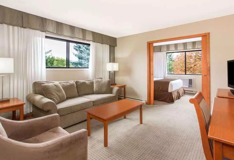 Ramada By Wyndham Kelowna Hotel & Conference Center