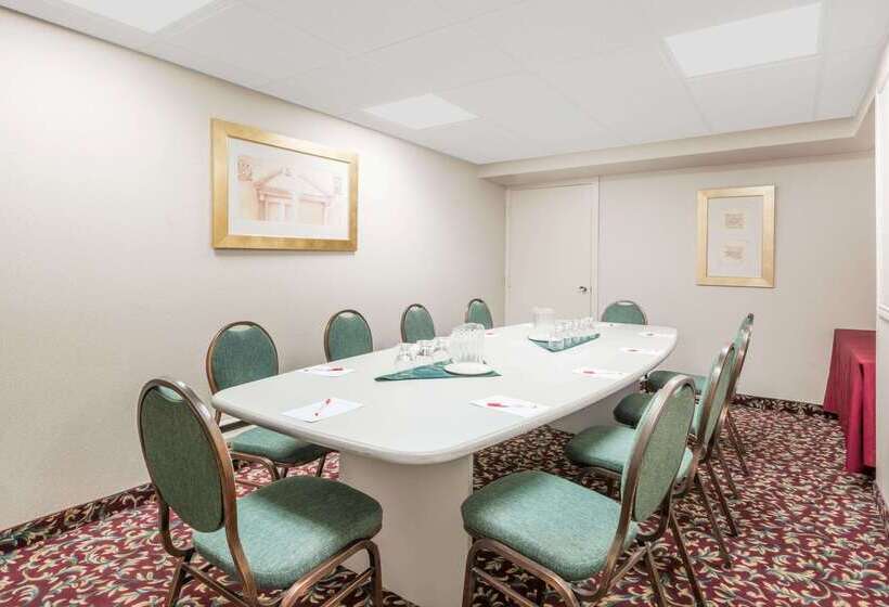 בית מלון כפרי Ramada By Wyndham London