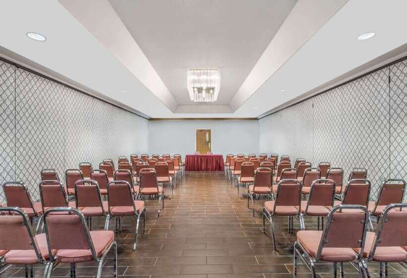 בית מלון כפרי Ramada By Wyndham London