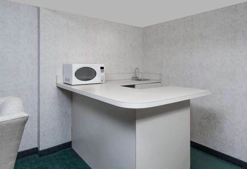 בית מלון כפרי Ramada By Wyndham London