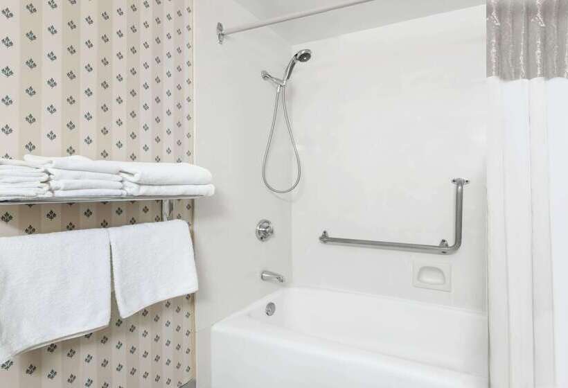 בית מלון כפרי Ramada By Wyndham London