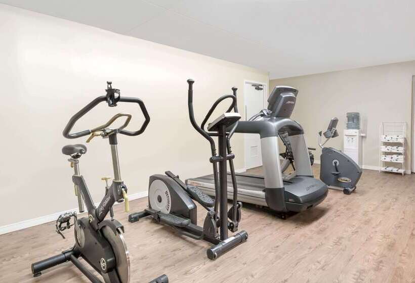 בית מלון כפרי Ramada By Wyndham London