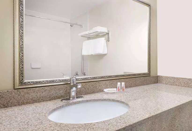 호텔 Ramada By Wyndham London