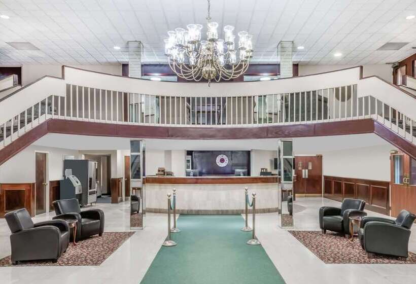 בית מלון כפרי Ramada By Wyndham London