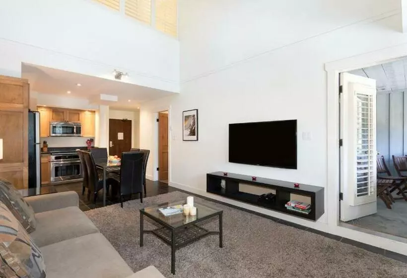 Bright Suite At Ski In/out Glacier Lodge!