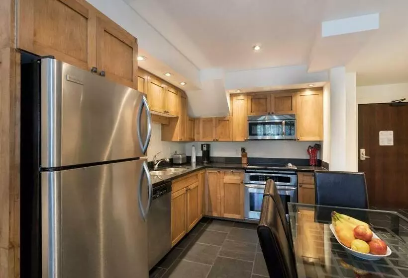 Bright Suite At Ski In/out Glacier Lodge!