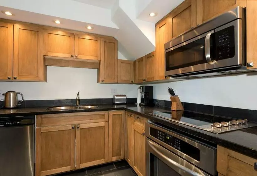 Bright Suite At Ski In/out Glacier Lodge!