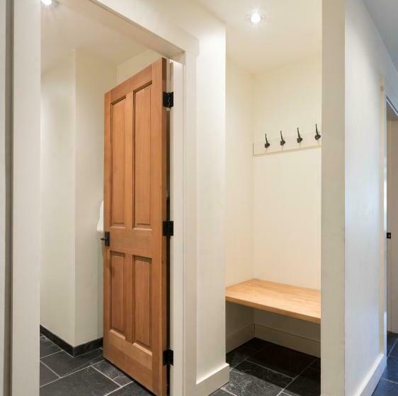 Bright Suite At Ski In/out Glacier Lodge!