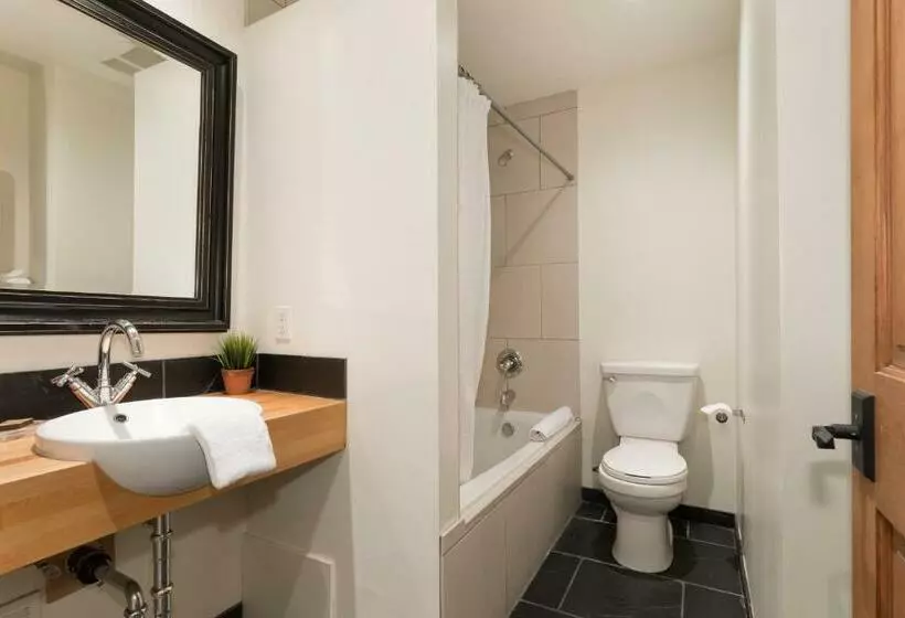 Bright Suite At Ski In/out Glacier Lodge!