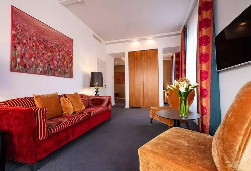 Hotel The Ambassador