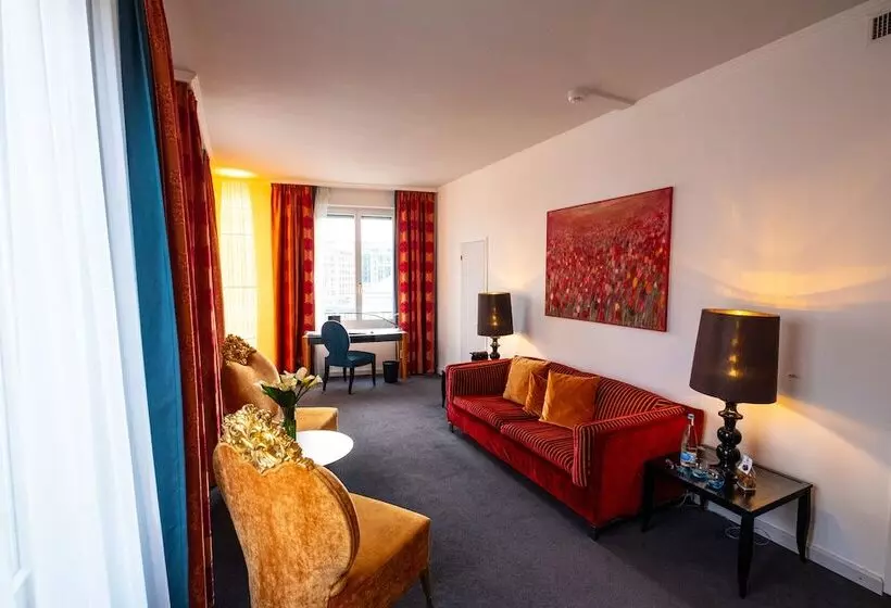 Hotel The Ambassador