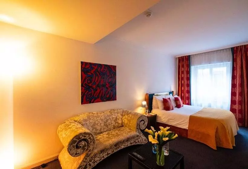 Hotel The Ambassador