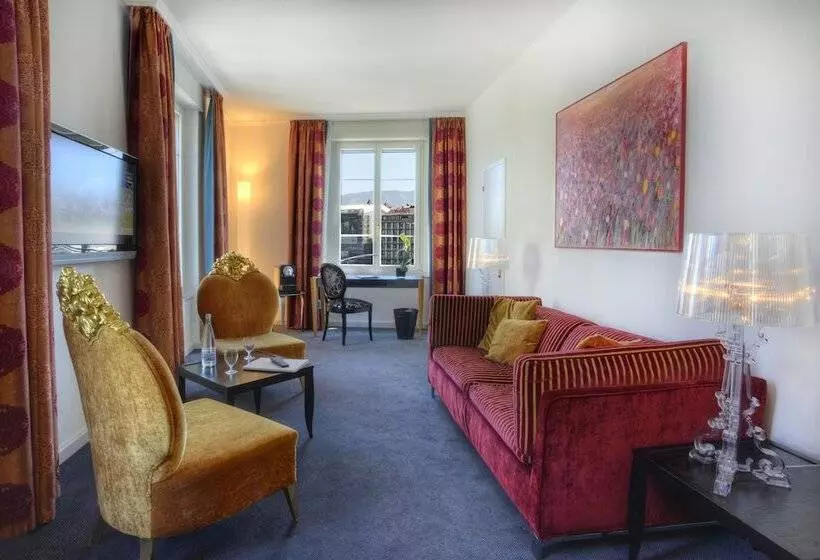 Hotel The Ambassador