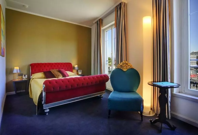 Hotel The Ambassador