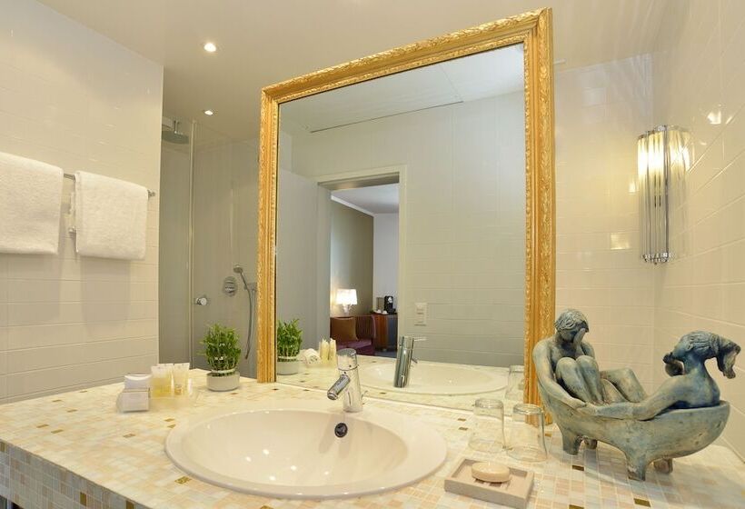 هتل The Ambassador