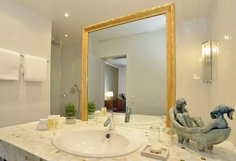 Hotel The Ambassador