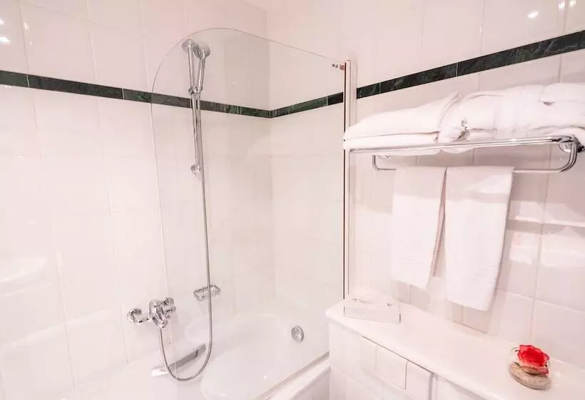 Hotel The Ambassador