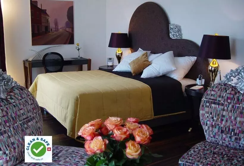 Hotel The Ambassador