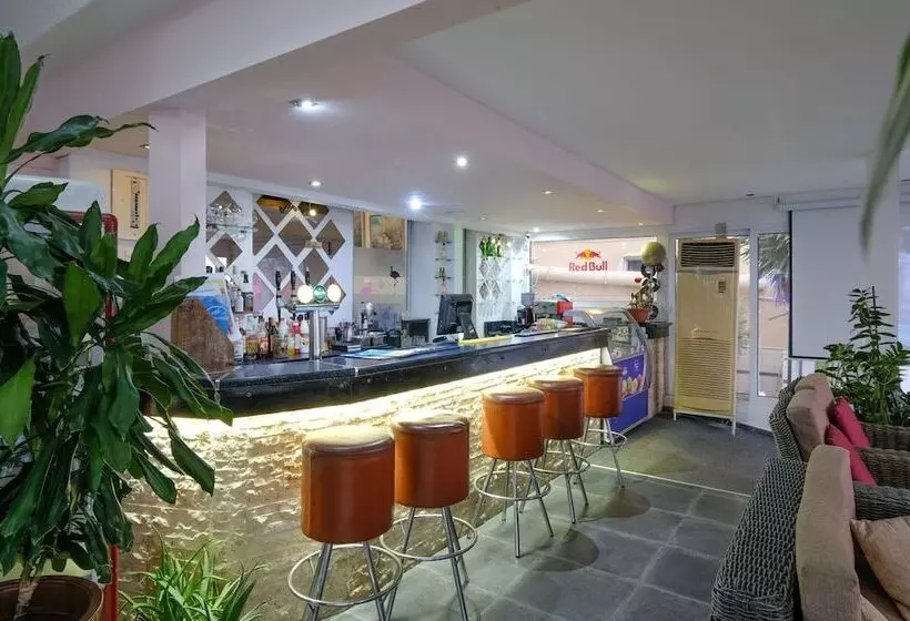 هتل Flamingo Beach