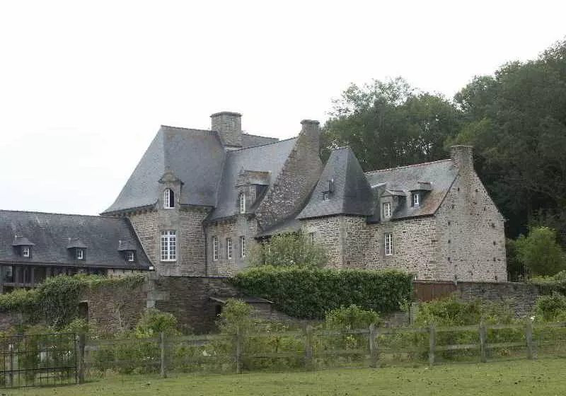 Otel Chateau de Brelidy