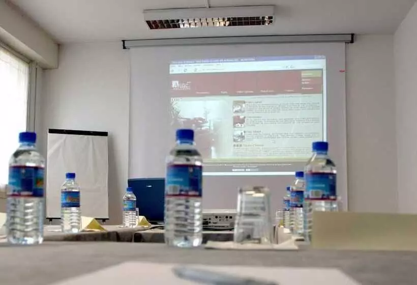 هتل Hôtel Anne De Bretagne