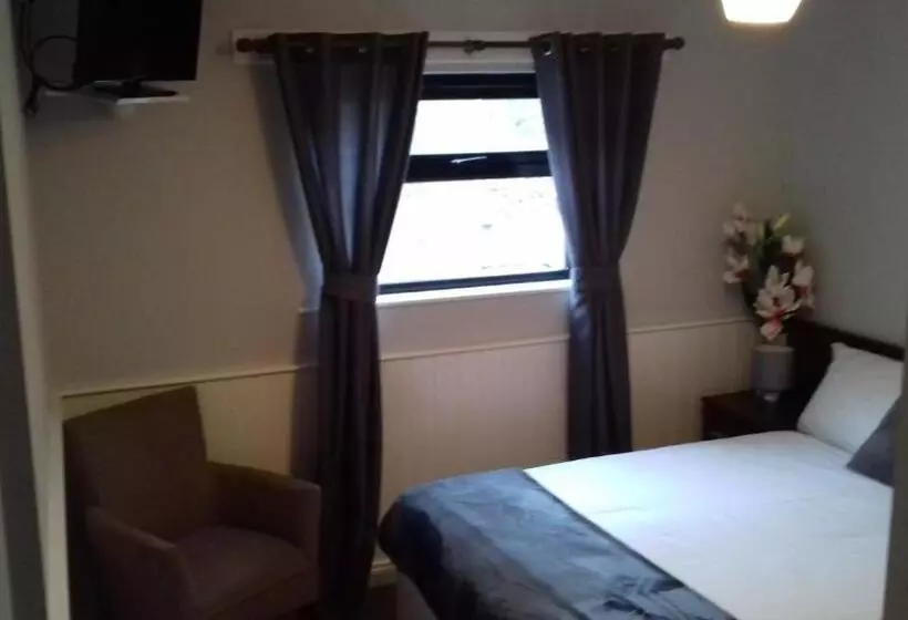 酒店 The Midway Bar & Guesthouse