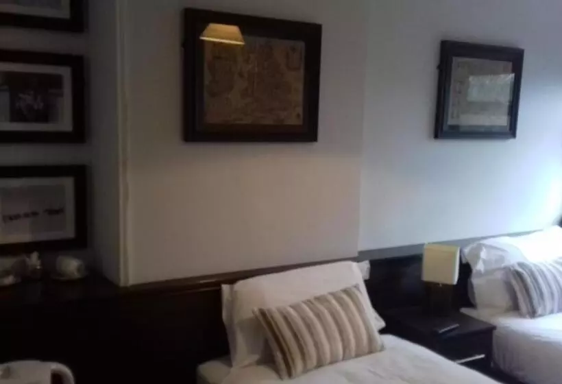 酒店 The Midway Bar & Guesthouse