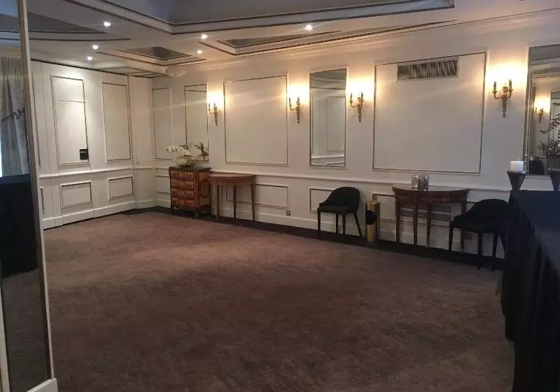 בית מלון כפרי Carlton