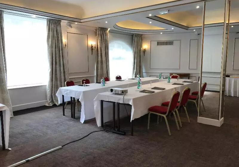 בית מלון כפרי Carlton