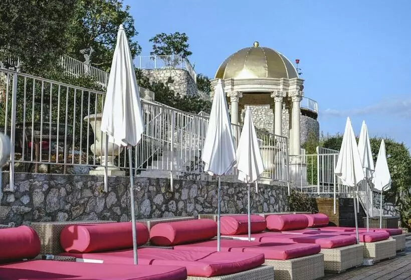 Отель La Chevre D Or