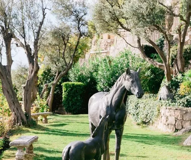 Отель La Chevre D Or