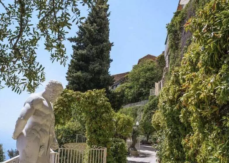 Отель La Chevre D Or