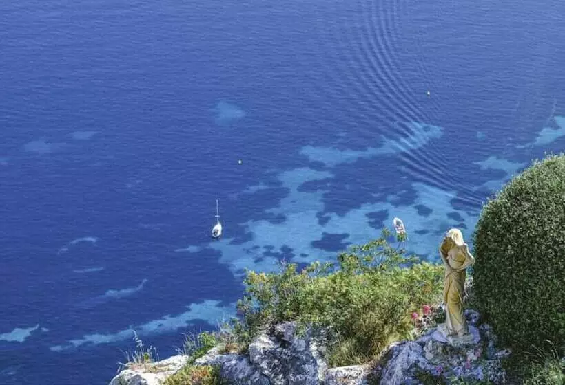 Отель La Chevre D Or