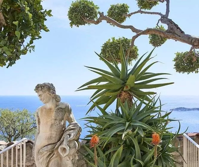 Отель La Chevre D Or