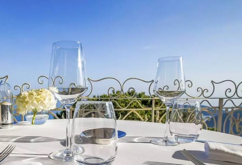 Отель La Chevre D Or