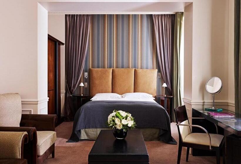 هتل La Tremoille Paris