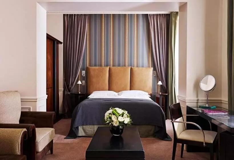 ホテル La Tremoille Paris