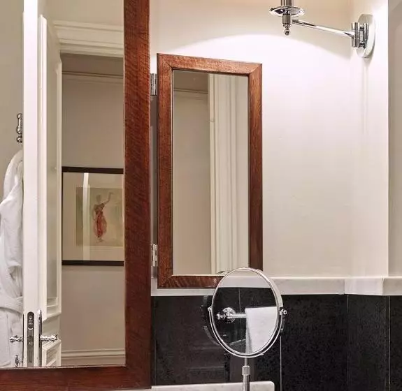 ホテル La Tremoille Paris