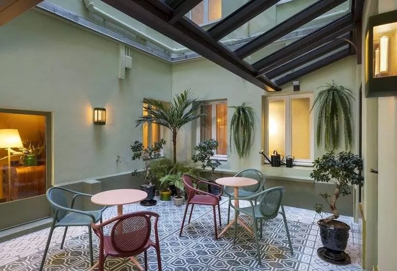 هتل Hôtel Jardin De Cluny