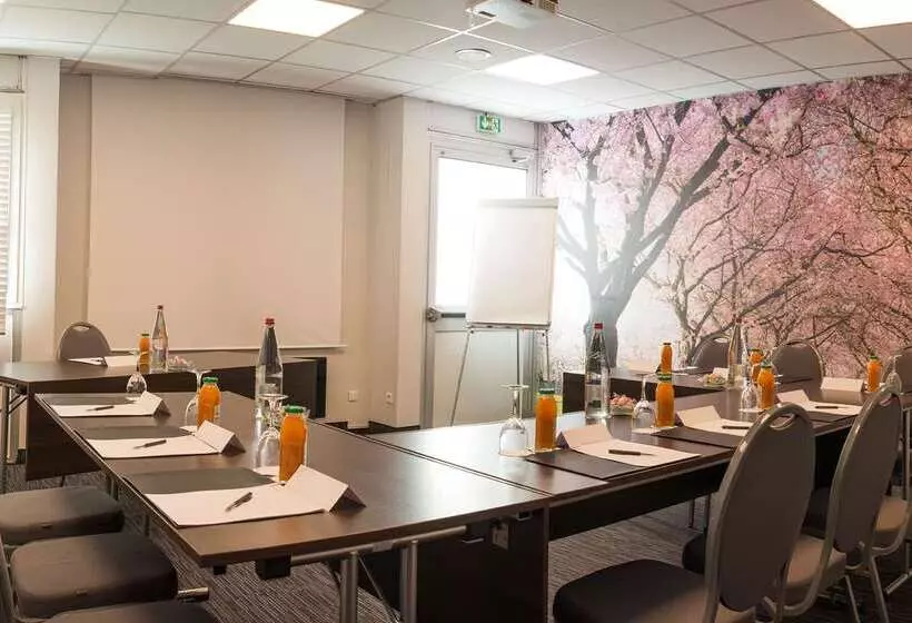 Отель Hôtel Inn Design Paris Saint Quentin