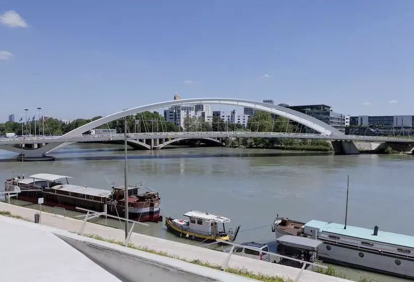 ホテル Ibis Lyon Gerland Musee des Confluences