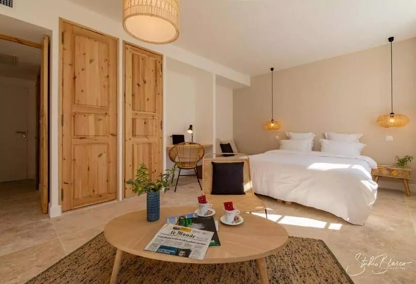 Отель Moulin De La Roque