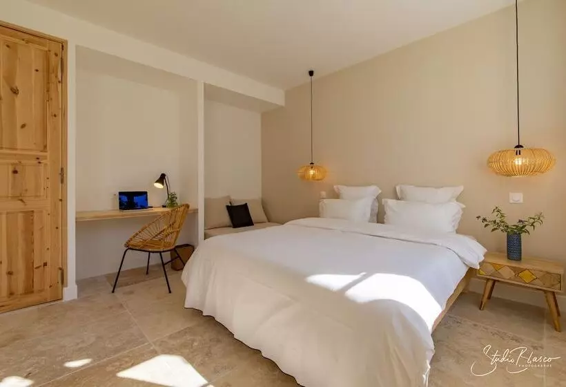 Отель Moulin De La Roque