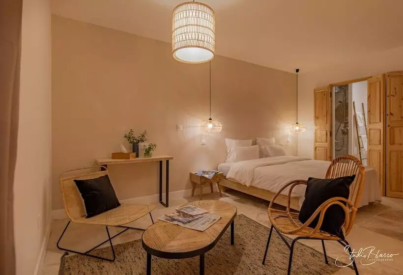 Отель Moulin De La Roque