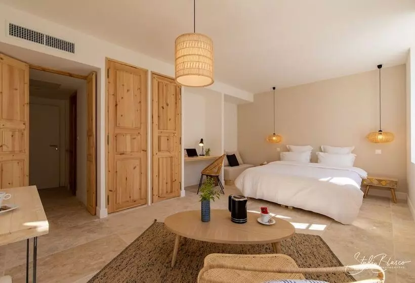 Отель Moulin De La Roque