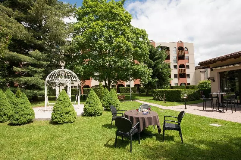 Отель Les Vallées Labellemontagne